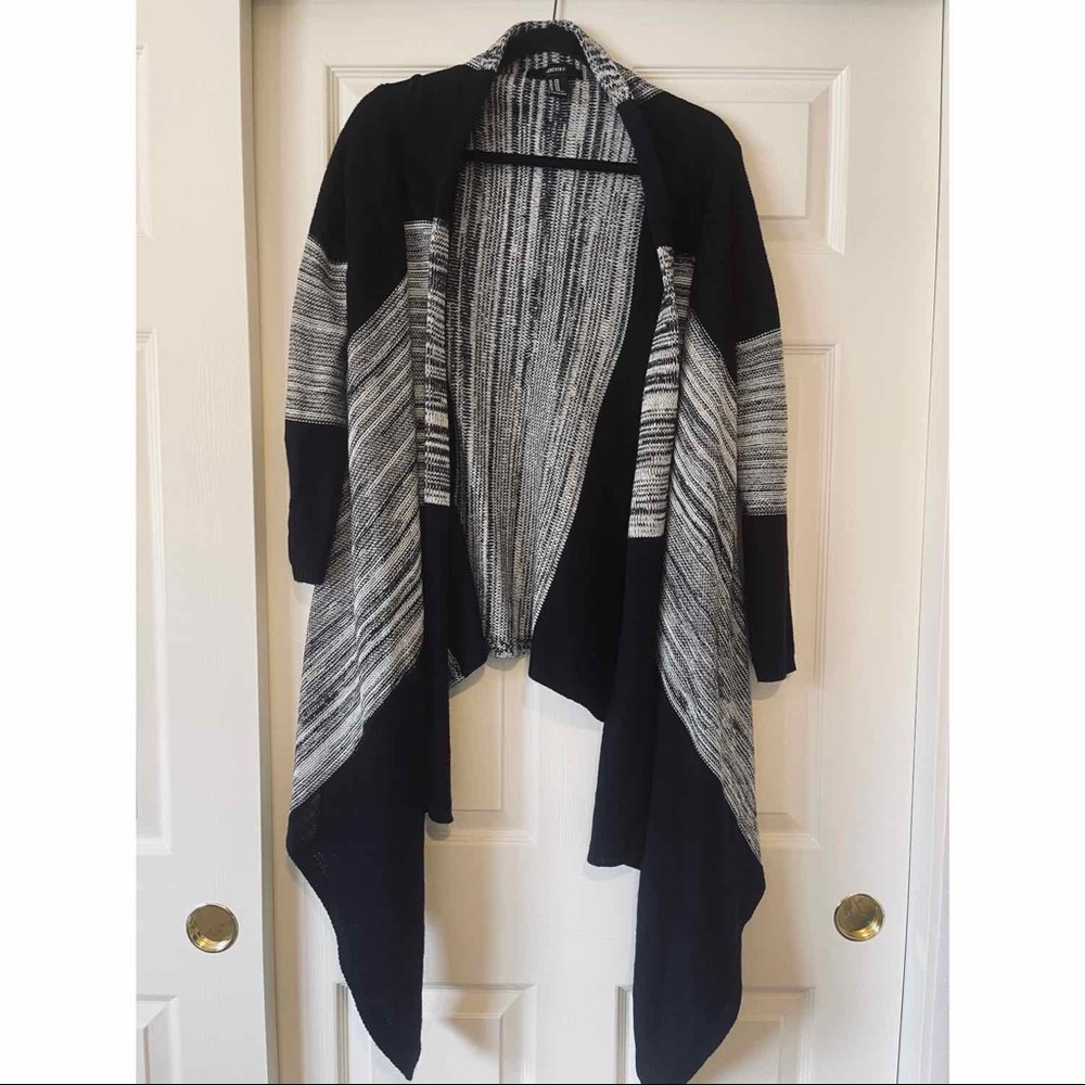 FOREVER 21 black and white cardigan Size Small